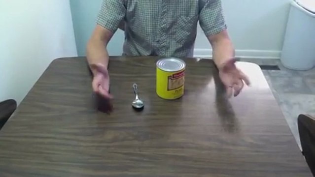 Ouvrir une boîte de conserve avec une cuillère