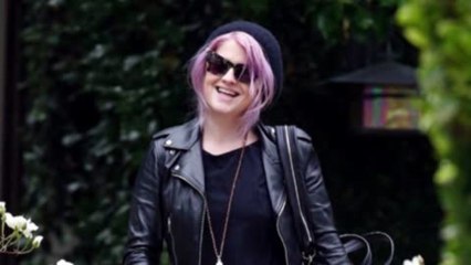 Kelly Osbourne est tout sourire malgré les rapports de séparation de ses parents Sharon et Ozzy