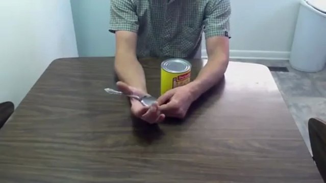 Comment ouvrir une boîte de conserve avec une cuillère ?