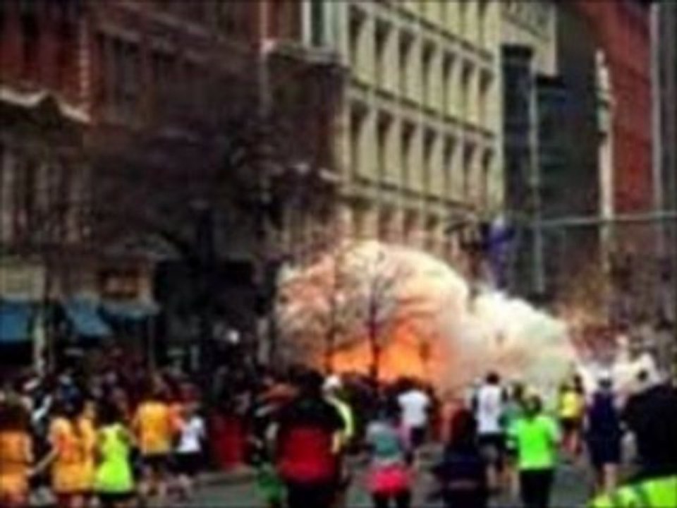 【閲覧注意】4月15日 アメリカ　テロ ボストンマラソン ゴール付近で爆発 3人が死亡１７人重体 爆発の瞬間