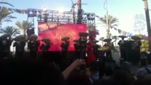 Danna Garcia y Jorge Salinas cantando en plaza Mexico de Los Angeles