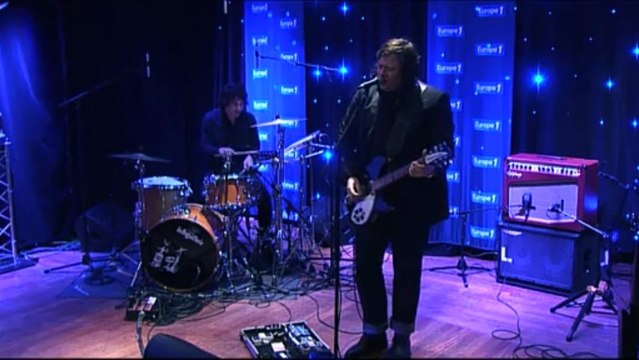 Rover interprète Aqualast en live dans Les incontournables d'Europe 1