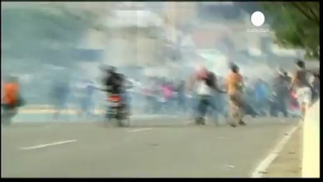 Crise au Venezuela entre le président proclamé Maduro...