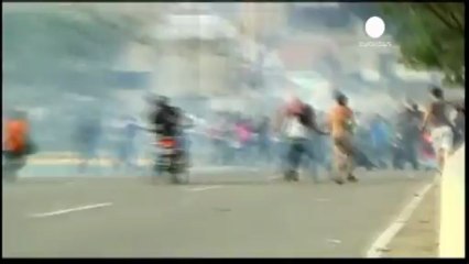 Crise au Venezuela entre le président proclamé Maduro...