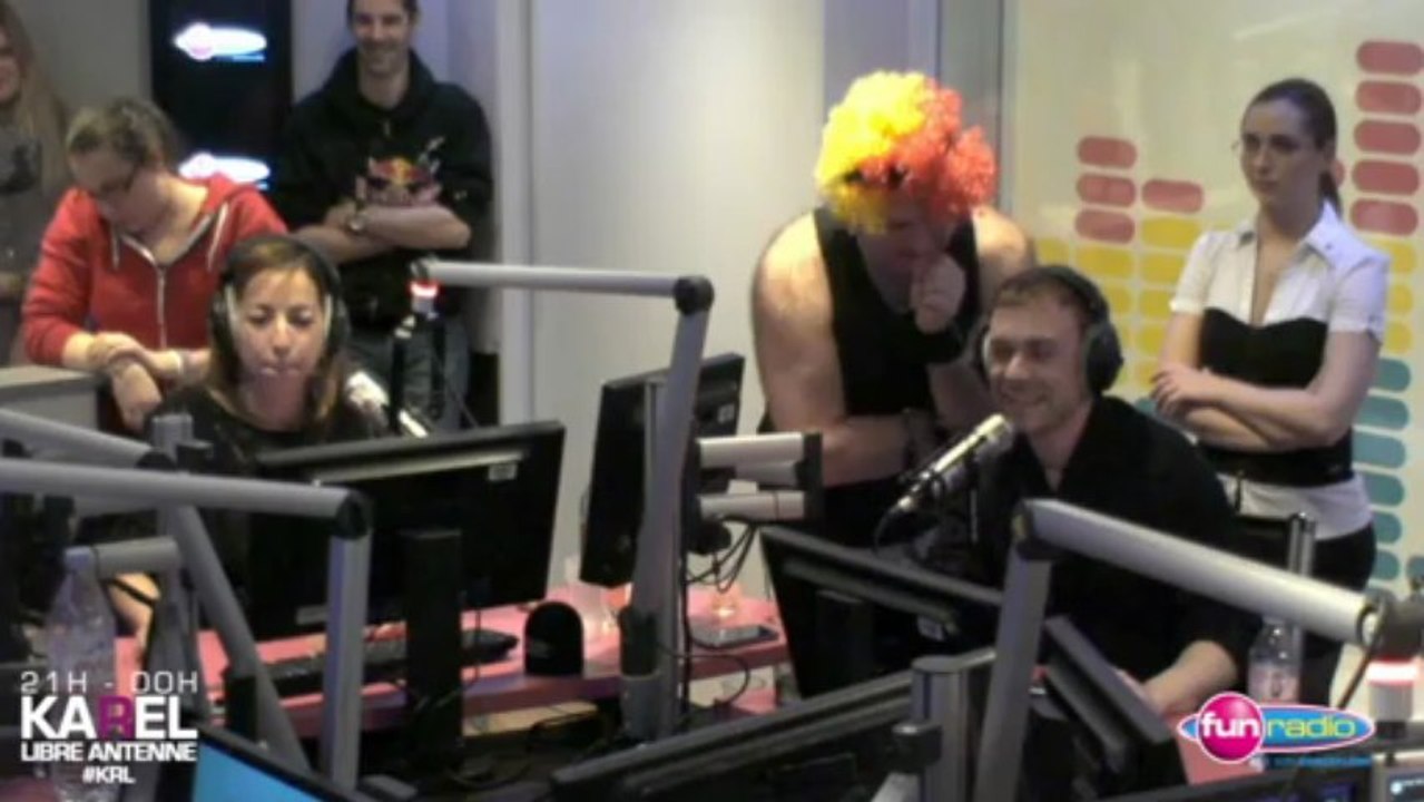 Kev Adams fait des abdos dans la libre antenne de Karel