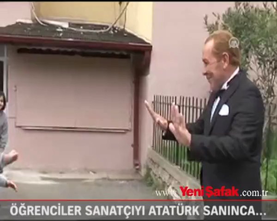 Öğrenciler, sanatçıyı "Atatürk" sanınca...