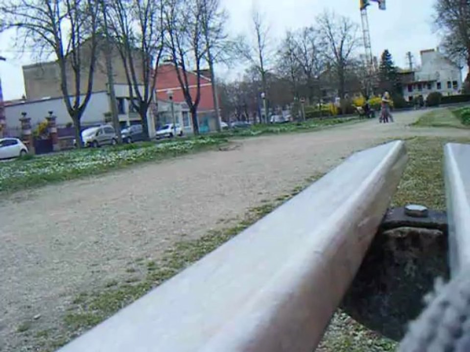 Zouzouille apprend a faire du bycloune ih ih