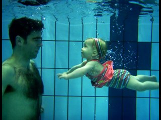 Violette bébé nageur