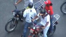 motorizados chavistas atacando el periodico EL AVANCE en Los Teques