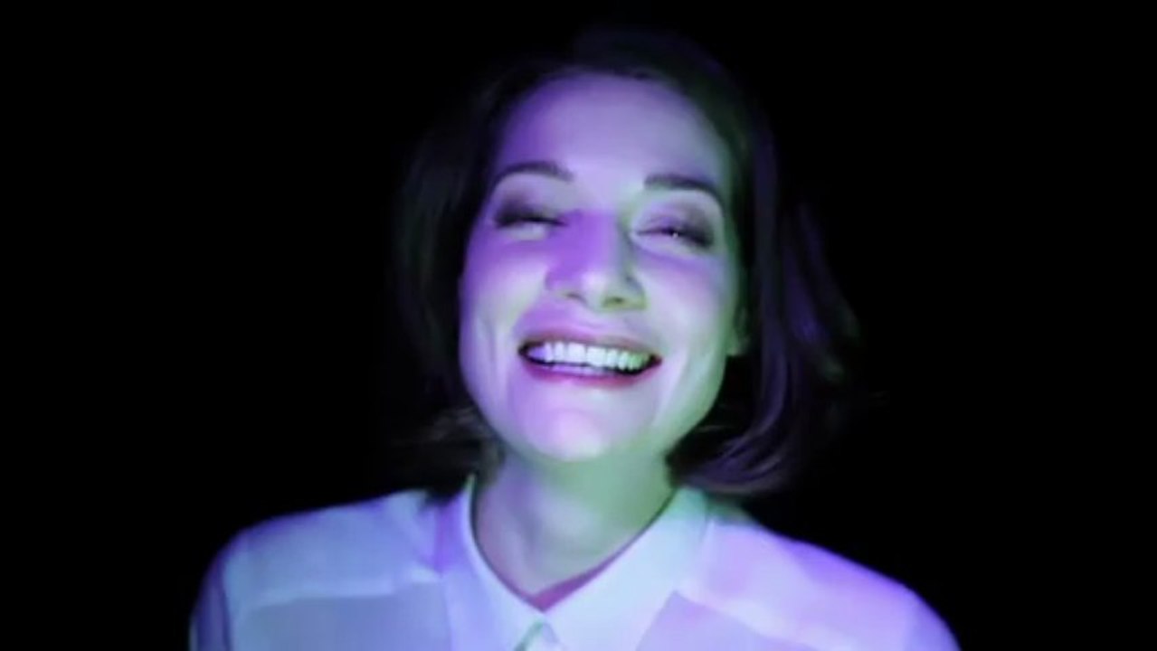 Un visage change d'expression avec la lumière