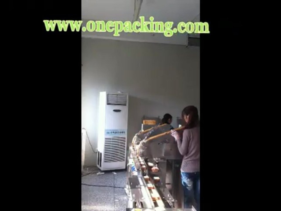 Bread packing machine