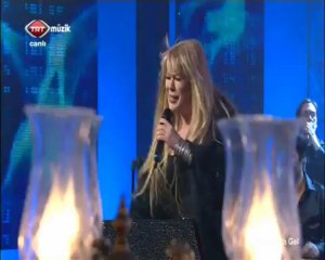 Zerrin Özer_Dalgalandımda Duruldum