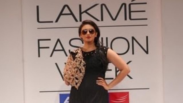 Huma Qureshi Burns The Ramp @ Lakme Fashion Week - Winter Festive 2012