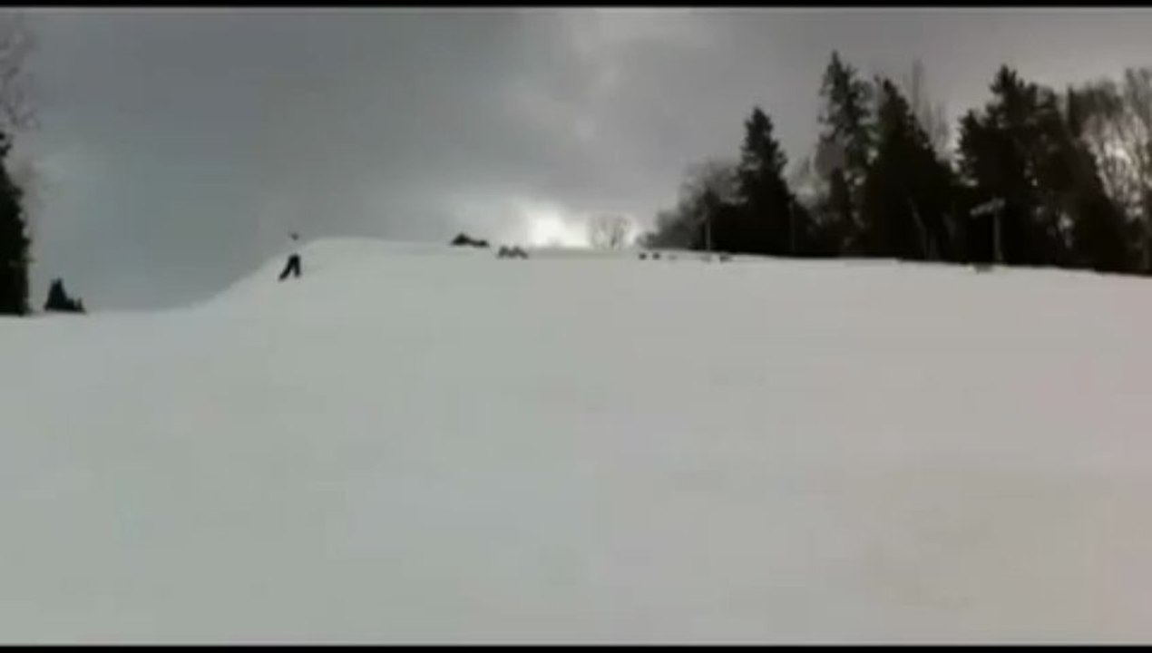 Regardez ces 30 skieurs faire un backflip en se tenant par la main