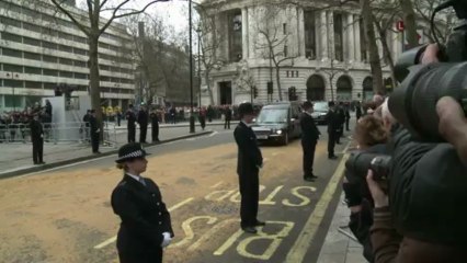 جنازة مهيبة ومثيرة للجدل على صورة "المرأة الحديدية"