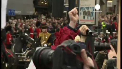Des opposants à la "Dame de fer" tournent le dos à son...