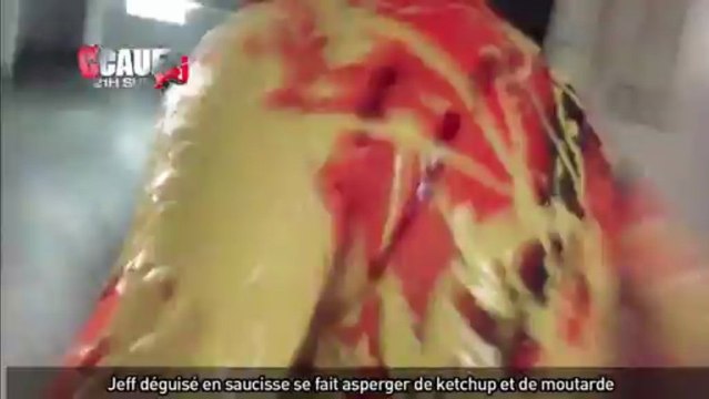 Jeff déguisé en saucisse se fait asperger de ketchup et de moutarde - C'Cauet sur NRJ
