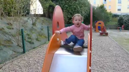 Coraline fait du toboggan