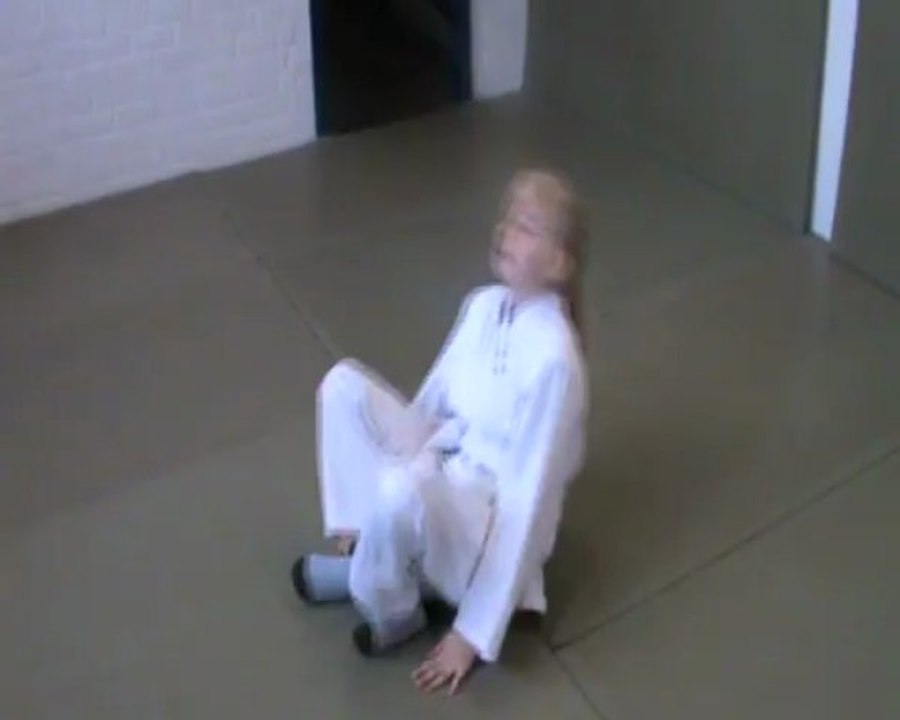 Suwari gedan ushiro ukemi