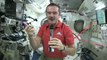 Un astronauta muestra cómo debe cepillarse los dientes en el espacio