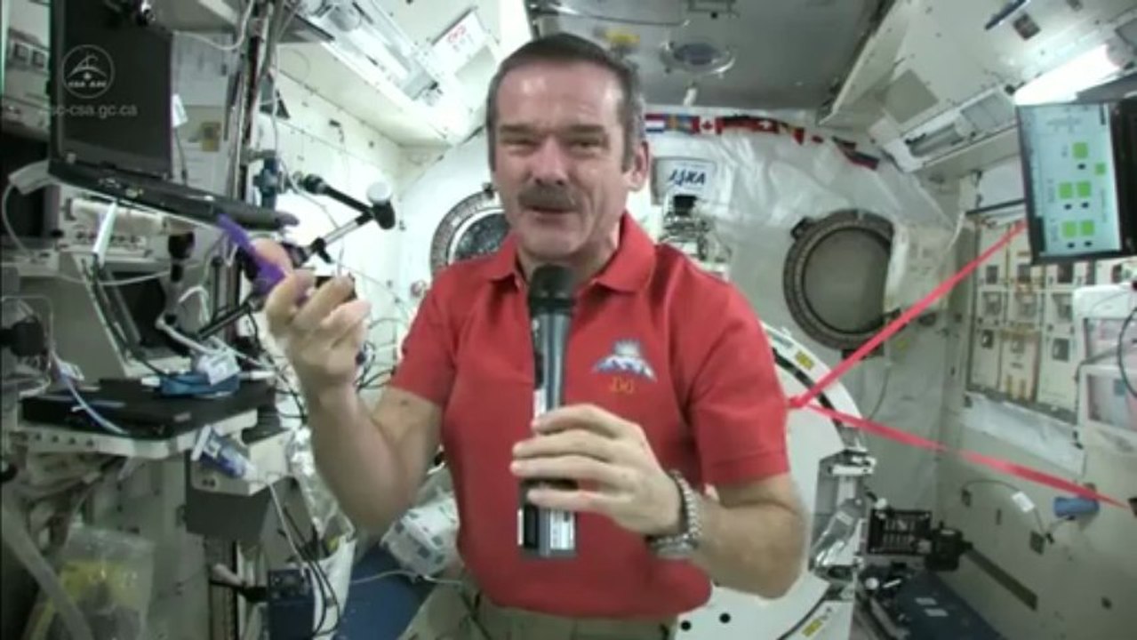 Un astronauta muestra cómo debe cepillarse los dientes en el espacio