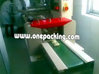 Horizontal pastry packing machine