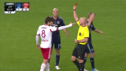 Juninho craque et prend un carton rouge !
