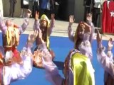 Cumhur Ogretmen Fatma öğr,nin sınıfı ve anasınıfının danslarını sunar