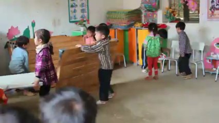 INSTALLATION DES TABLES PAR LES ENFANTS POUR DEJEUNER