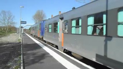 Croisement de deux TER (X2100 + XR6200 + X2100) sur le QNET en gare de l'Isle S/ Tarn.