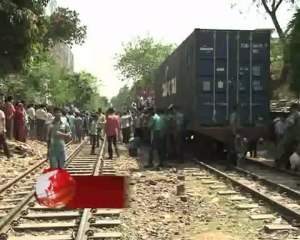 রাজধানীর বনানীতে মালবাহী ট্রেনের তিনটি বগি লাইনচ্যুত হয়ে একজন নিহত