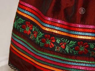 Мужчина, который вышивает показал свою коллекцию