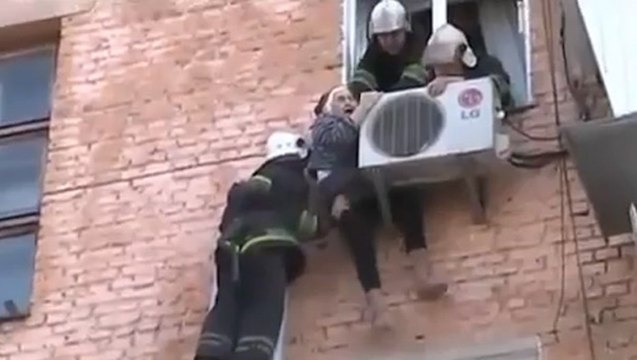 Sauvetage d'une femme de 97 ans suspendue dans le vide