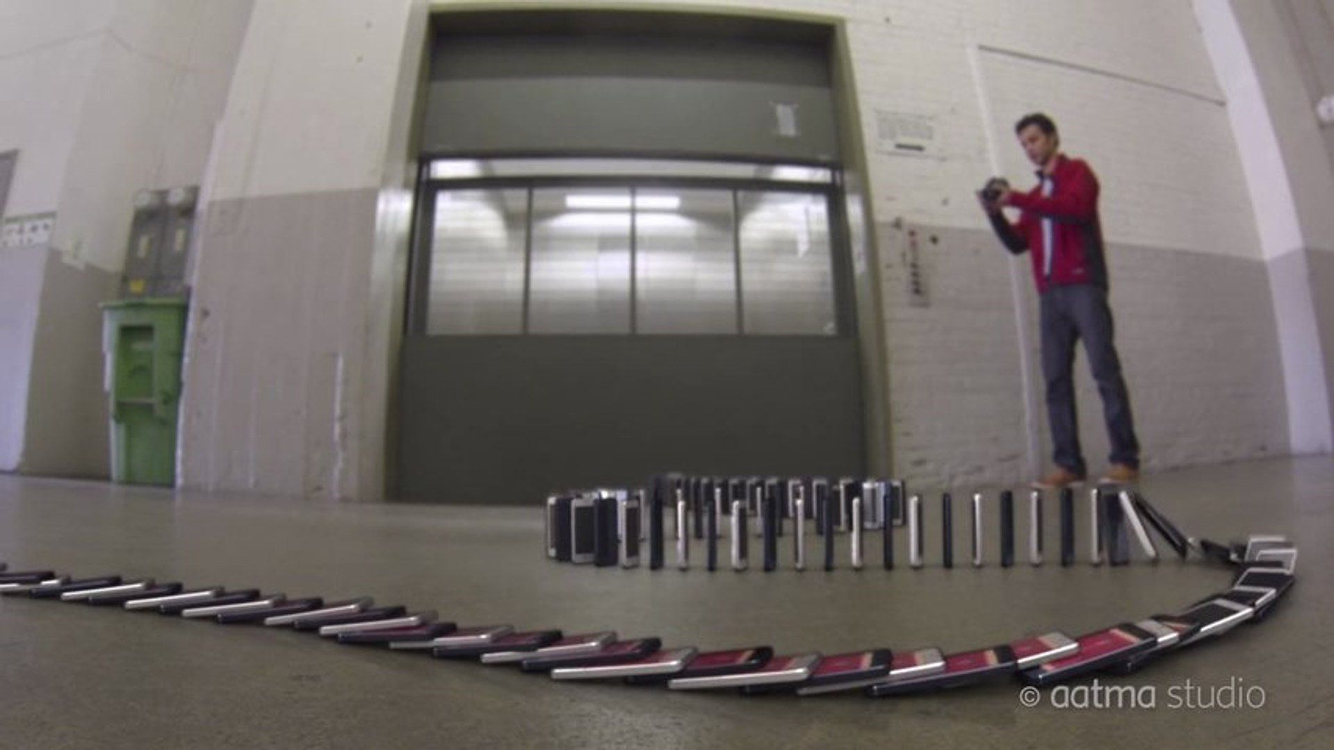 ⁣10 000 iPhone 5 Domino Effect / Эффект домино из 10 000 айфонов