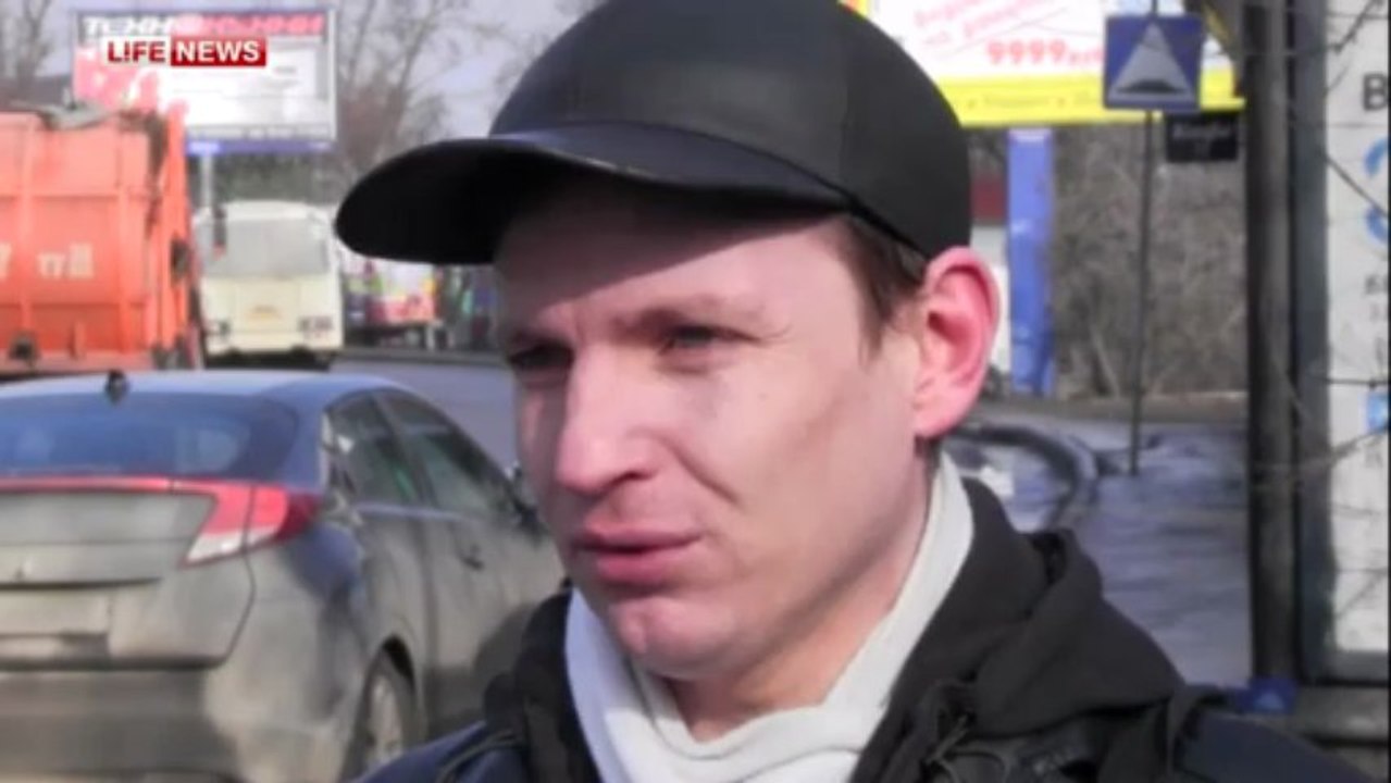 Il attend une fille pendant 2 mois à l'arrêt de bus