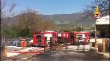 Avella (AV) - Incendio di deposito di circa cento fusti in plastica -1- (18.04.13)