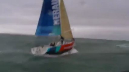 Incredible - A boat capsizes while sailing under spinnaker i