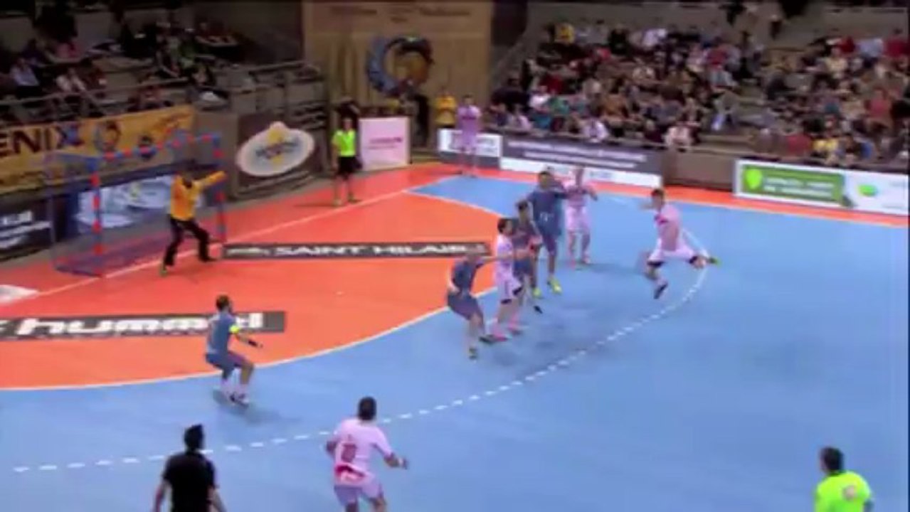 Le Chambérien Grégoire Detrez inscrit s'arrache pour inscrire un but magnifique de puissance lors de la 21e journée de D1