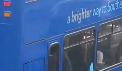 Pour attendre le bus, cette femme n'hésite pas à danser en public