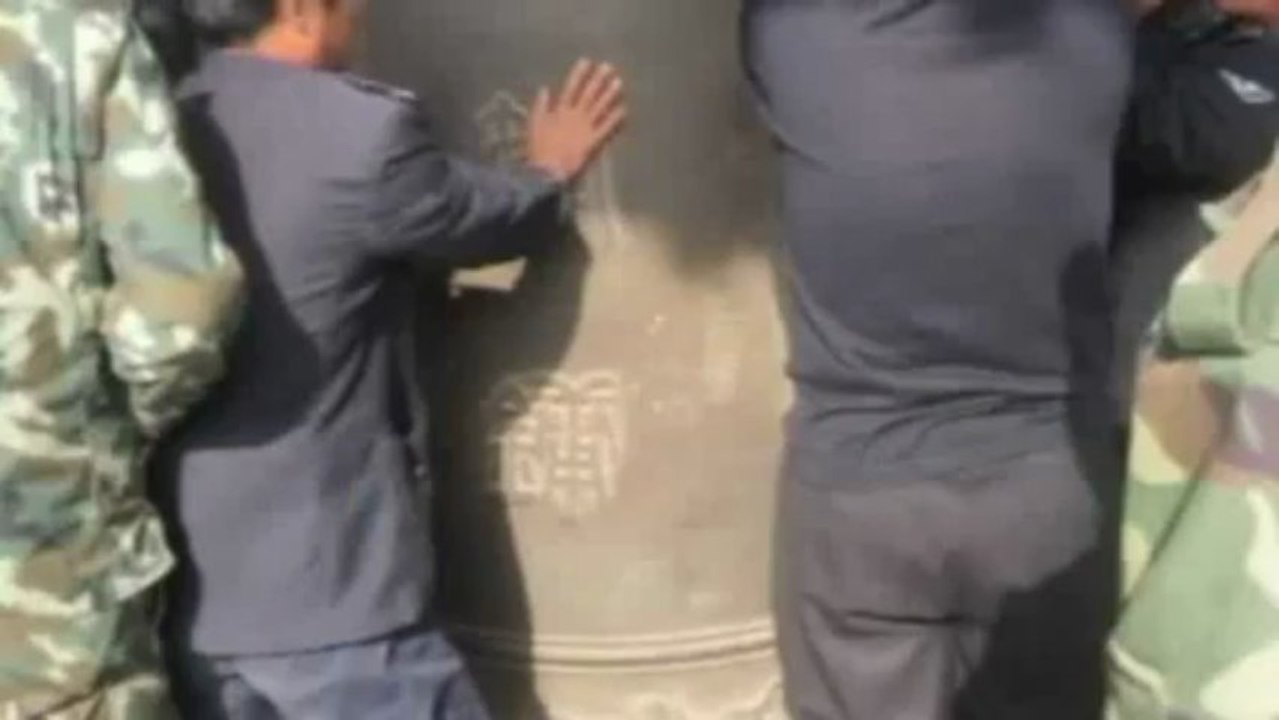 Une cloche de deux tonnes tombe sur un touriste