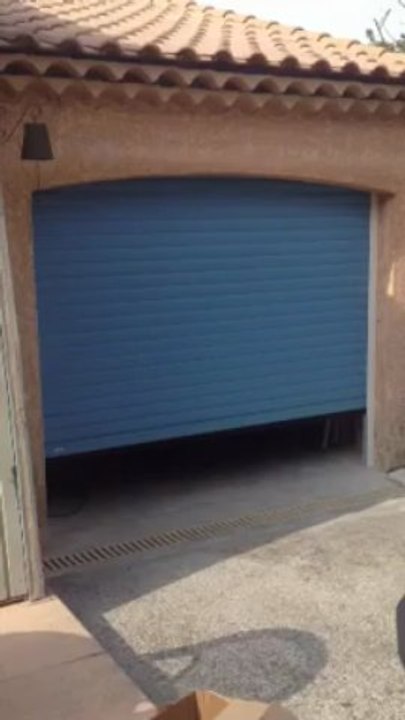Porte de garage Euroulable Bleu lavande motorisée, posée par APG Accès Portes de Garage
