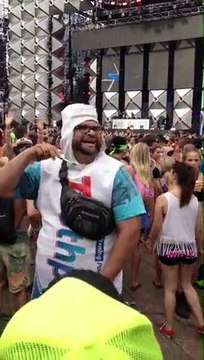 Мужик с зубной щеткой танцует на фестивале Ультра / Toothpaste Man at Ultra