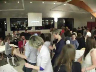 danse collective à la soirée karaoké