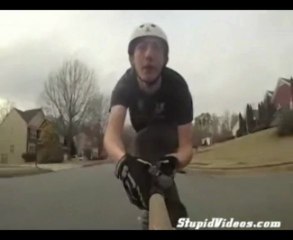 Çöp tenekesine çarpan sakar kaykaycı