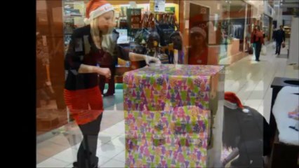 Les terminales Bac Pro Secrétariat emballent les cadeaux à Cora le 15 décembre 2012