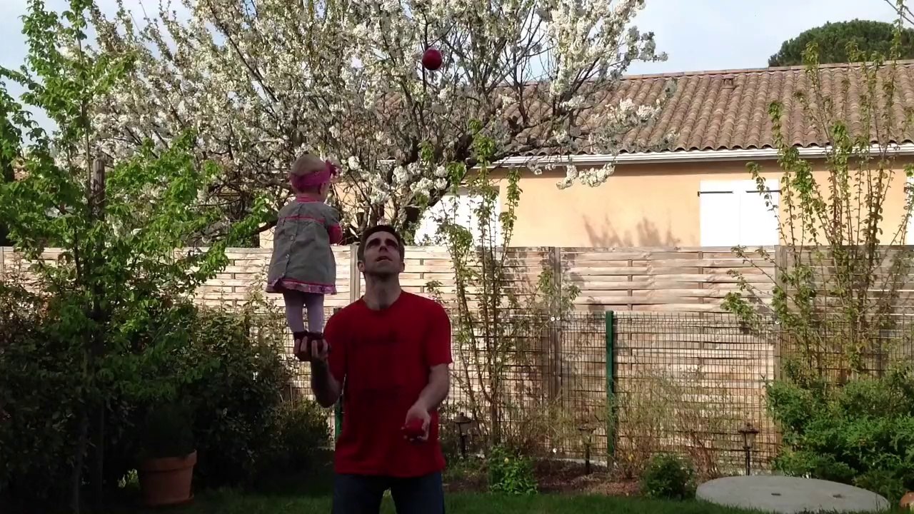 Papa et sa fille font du cirque