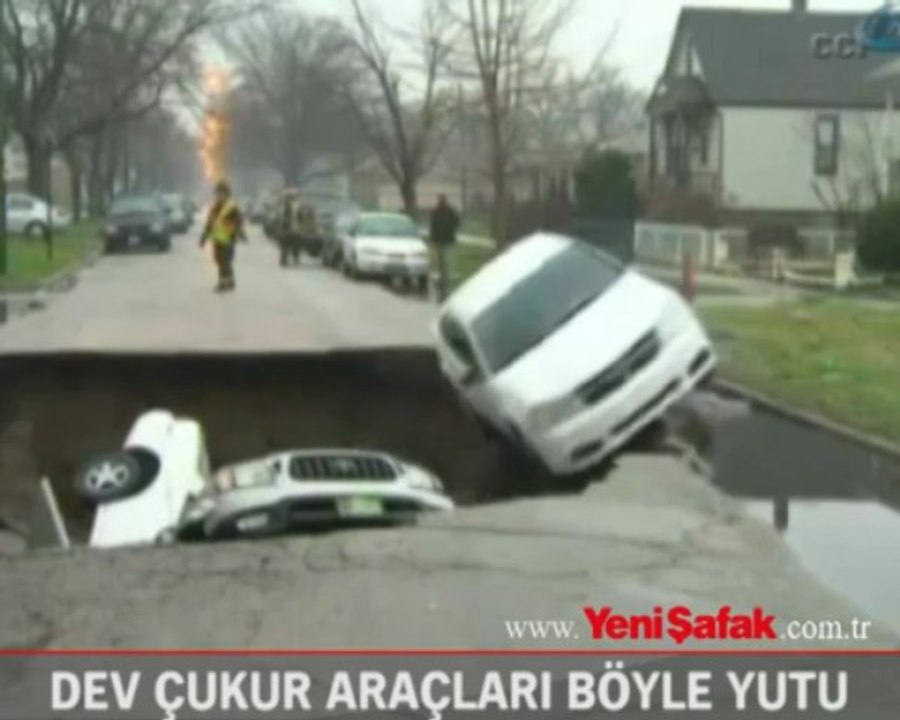Dev çukur araçları böyle yuttu