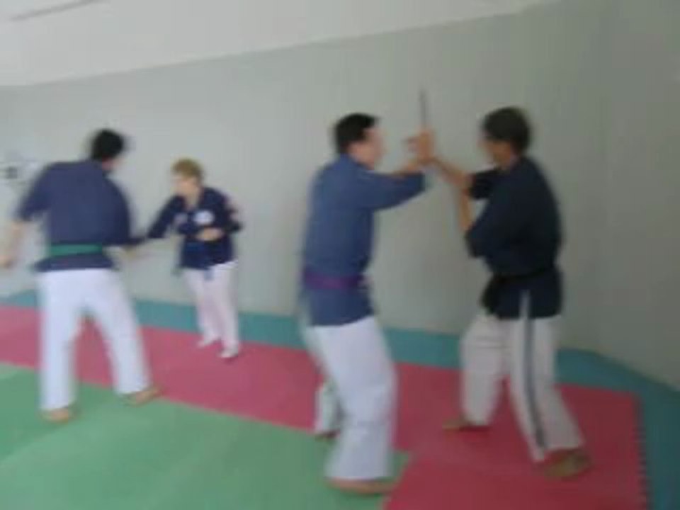 Exercice de défense contre couteau par deux élèves à Jean-Paul BINDEL, Hanshi