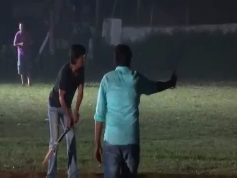 #SRK @iamsrk playing cricket on the sets of Chennai Express #Munnar #Kerala 19.04.13