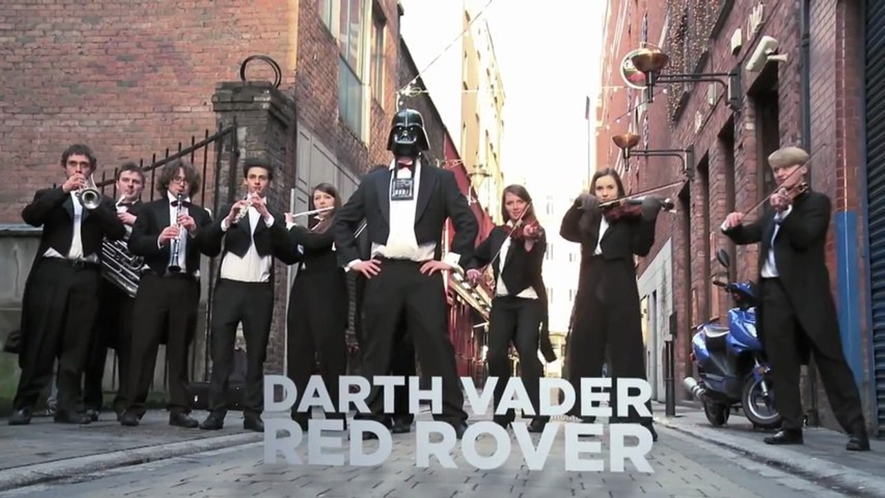 Une caméra cachée avec un orchestre